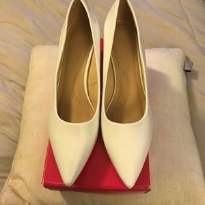 Shoes, Kitten heel Sz 11, White